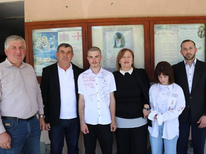 დღეს საჯარო სკოლებში მეთორმეტე კლასელებისთვის ბოლო ზარი დაირეკა